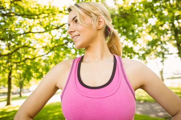 Fit blonde debout dans le parc