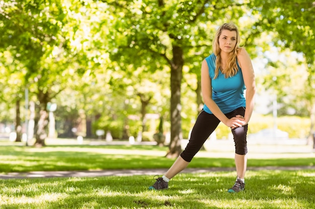 Fit blonde qui s&#39;étend sur l&#39;herbe