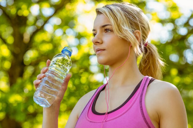 Fit blonde tenant sa bouteille d&#39;eau