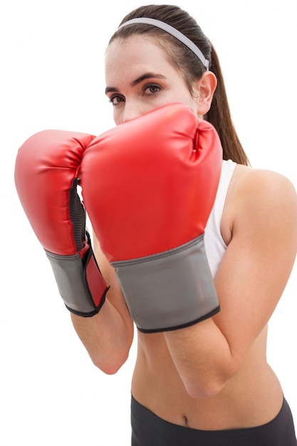 Fit brune dans les gants de boxe