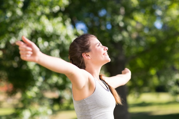 Fit brune dans le parc