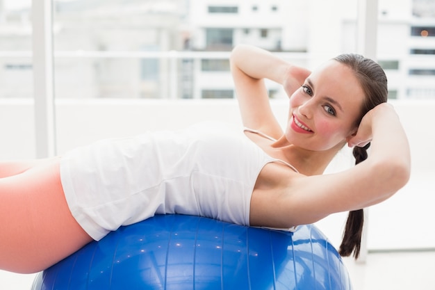 Fit brunette travaillant avec ballon d&#39;exercice