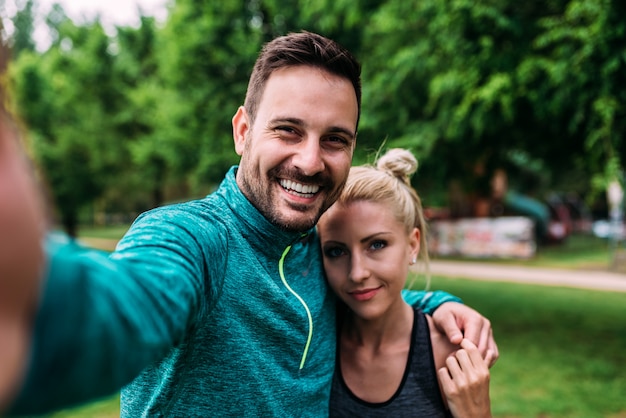 Fit couple faisant selfie.