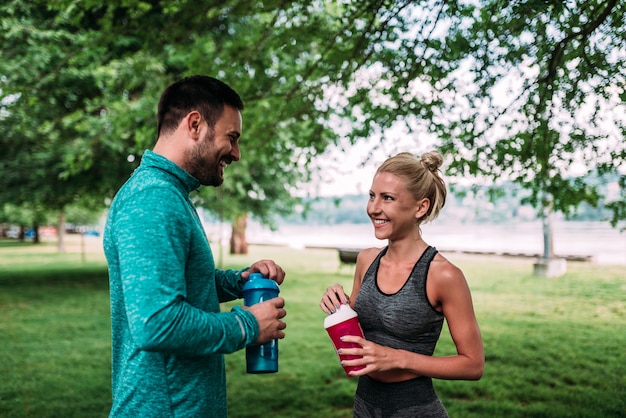 Fit couple potable l&#39;eau après l&#39;entraînement.