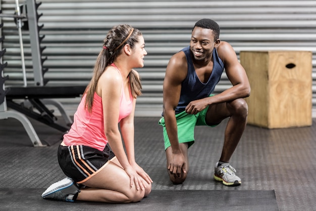 Fit couple prenant une pause au gymnase de crossfit