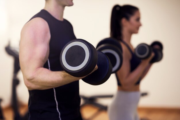 fit couple à la salle de gym très attrayant