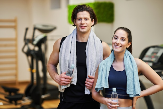 fit couple à la salle de gym très attrayant