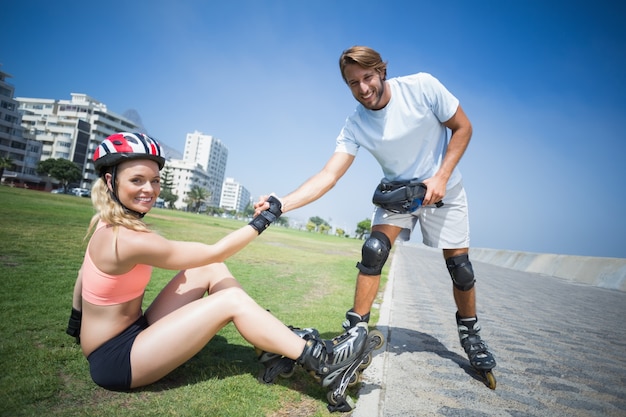 Fit couple se prépare à roller