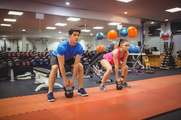 Fit couple travaillant dans la salle de musculation