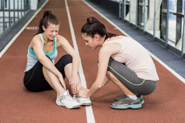 Fit femme ayant une douleur à la cheville en crossfit