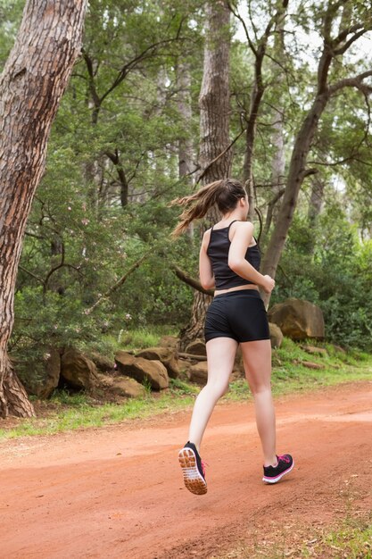 Fit femme en bonne santé, jogging