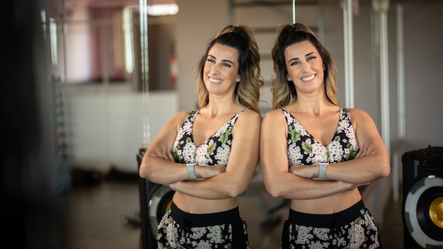 Fit femme brésilienne d'entraînement dans la salle de gym