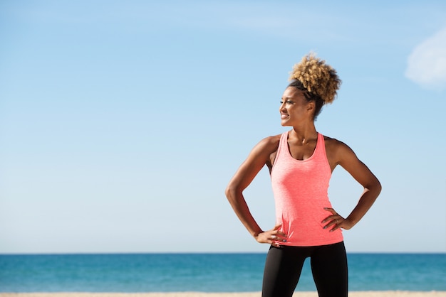 Fit femme debout près de la plage