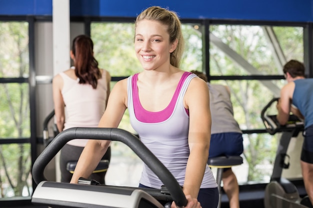 Fit femme faisant du vélo au gymnase