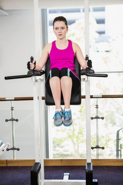 Fit femme faisant pull up à la gym