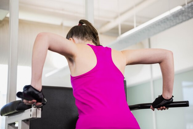 Fit femme faisant pull up à la gym