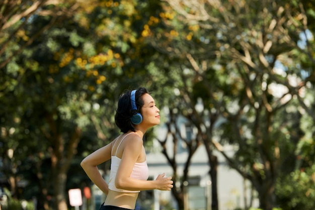 Fit femme jogging dans le parc