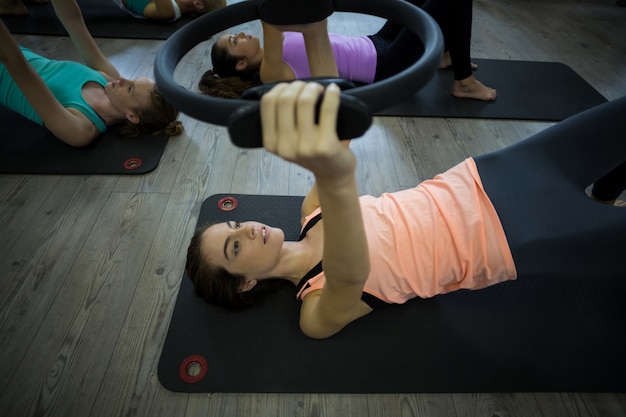 Fit femmes exerçant avec anneau de pilates