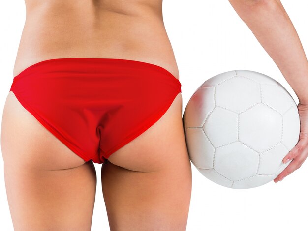 Fit fille en bikini tenant le football