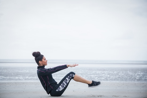 Fit fille travaillant sur le jour froid