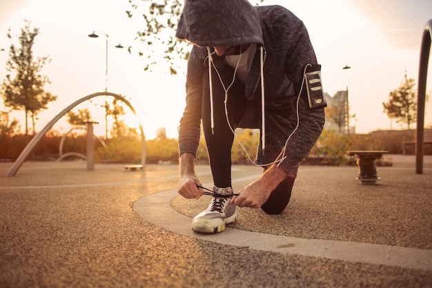 Fit homme attachant des chaussures