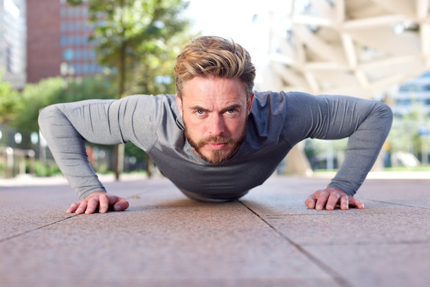 Fit l&#39;homme faisant des push ups à l&#39;extérieur