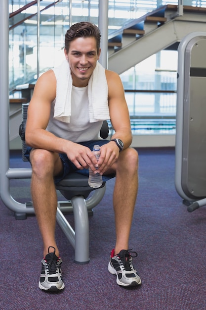 Fit homme prenant une pause de travailler