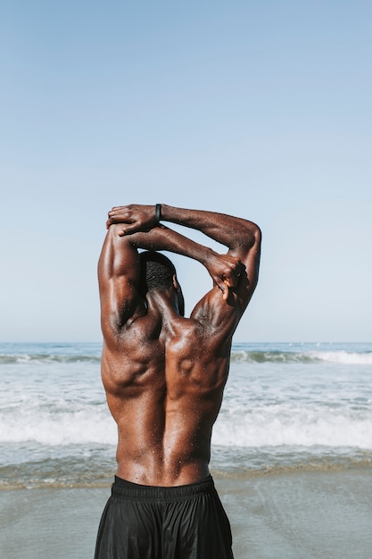 Fit homme qui s&#39;étend à la plage