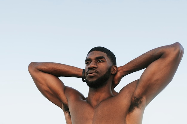 Fit homme qui s&#39;étend à la plage