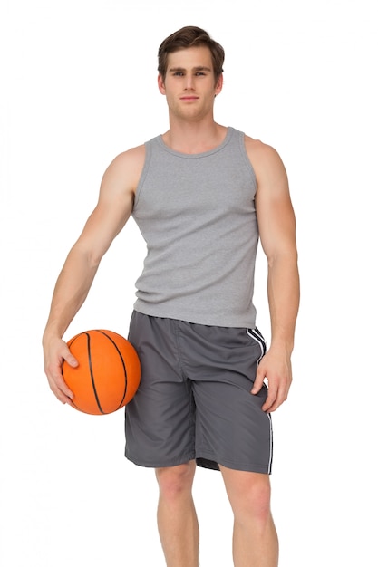 Fit homme tenant basket-ball