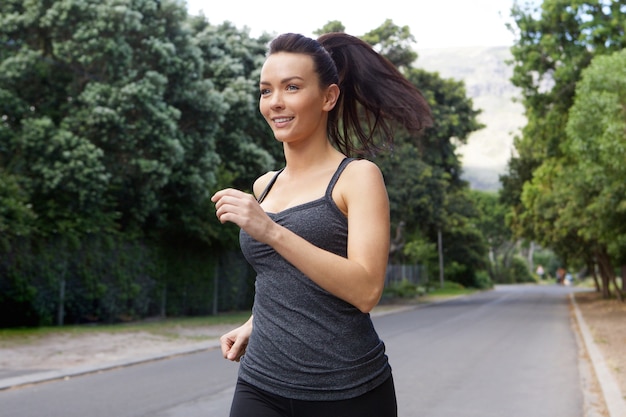 Fit jeune femme courir à l&#39;extérieur