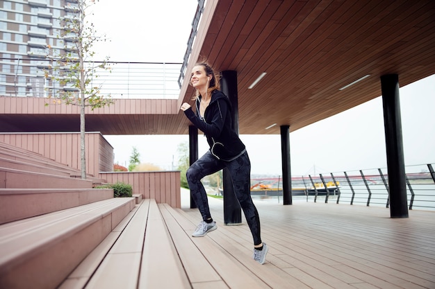 Fit la jeune femme qui court sur les marches