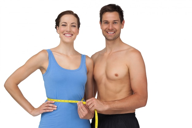 Fit jeune homme mesurant la taille des femmes