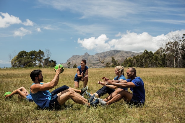 Fit personnes effectuant un exercice de base