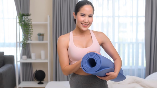 Fit young woman holding yoga mat sport et concept de mode de vie sain