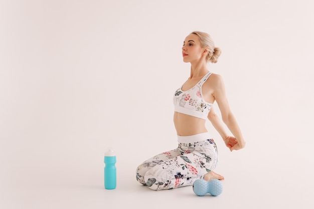 Fitness athlétique une femme en vêtements de sport est engagée dans l'entraînement sportif yoga et entraînement