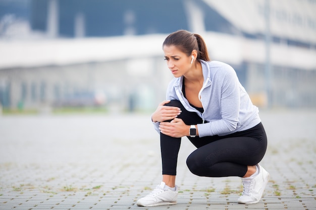 Fitness, Athlétique Femmes tenant un genou ayant un traumatisme