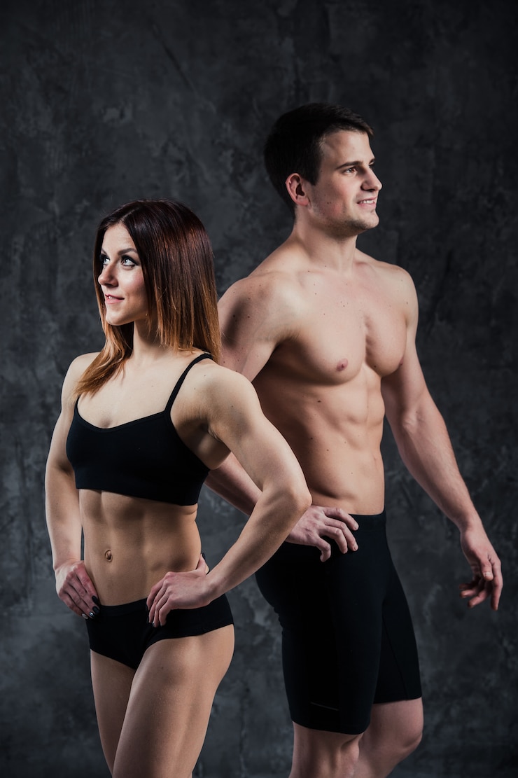 Fitness couple sain sportif homme et femme sur fond sombre