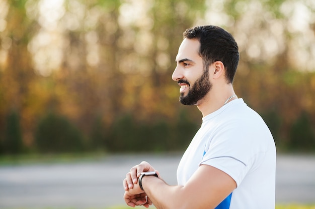 Fitness, coureur épuisé au repos sur le parc après l'entraînement