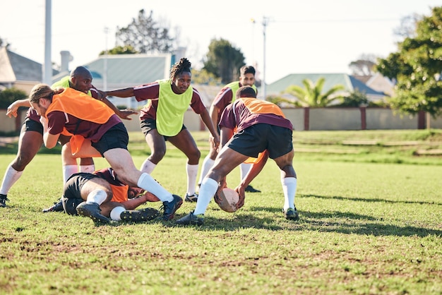 Fitness et entraînement de rugby avec une équipe sur un terrain ensemble pour un match ou un match en préparation d'une compétition Santé sportive et travail d'équipe avec un groupe d'hommes en plein air sur l'herbe pour la pratique du club