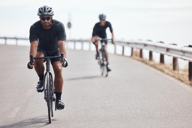 Fitness et exercice à vélo avec un cycliste homme s'entraînant sur un vélo pour la santé sportive ou l'exercice à l'extérieur Bien-être sportif ou fitness avec un athlète en bonne santé faisant une séance d'entraînement pour le cardio et l'endurance