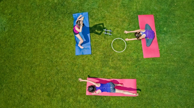 Fitness familial et sport en plein air, groupe de filles actives faisant de l'exercice dans le parc, vue de dessus aérienne d'en haut