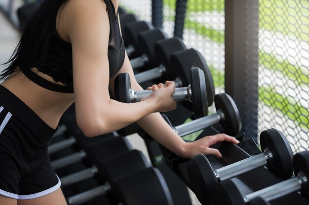 Fitness femme entraînement au club de sport