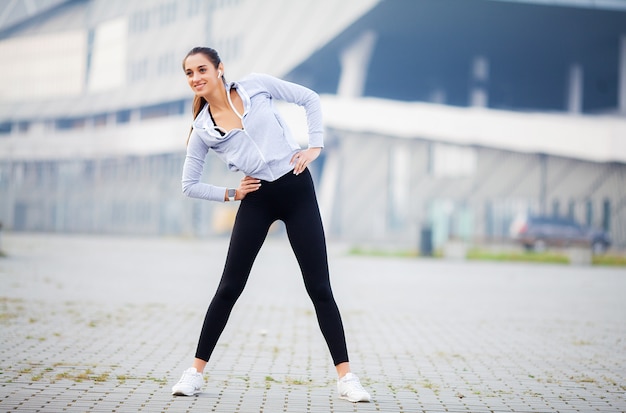 Fitness femme faisant de l'exercice debout