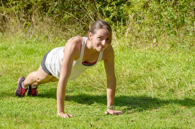 Fitness femme faisant de l'exercice