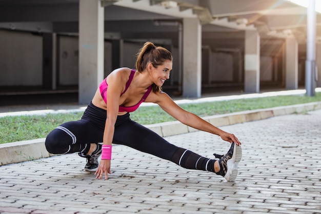 Fitness femme qui s'étend