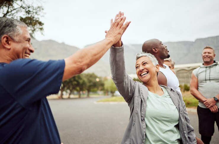 Photo fitness high five et seniors ou amis avec soutien, responsabilité et travail d'équipe dans l'exercice ou l'entraînement de la nature communauté de bien-être et vieux couple avec succès cible ou signe d'objectif