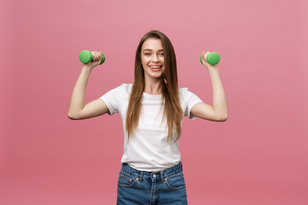 Fitness, Jeune Femme Avec Des Haltères Au Fond De Studio