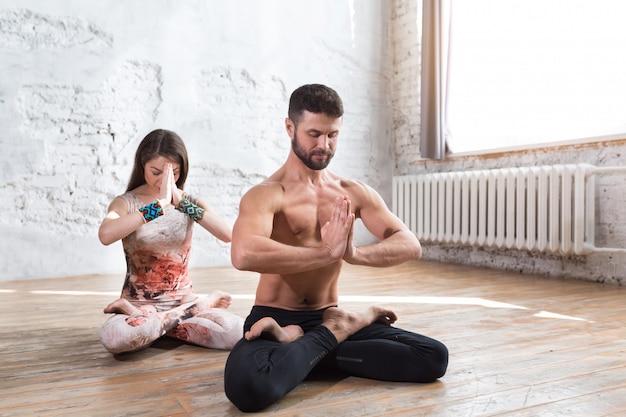 Fitness jeune yoga couple méditant