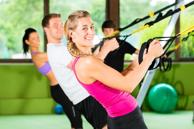 Fitness - Leute beim Entraînement en suspension